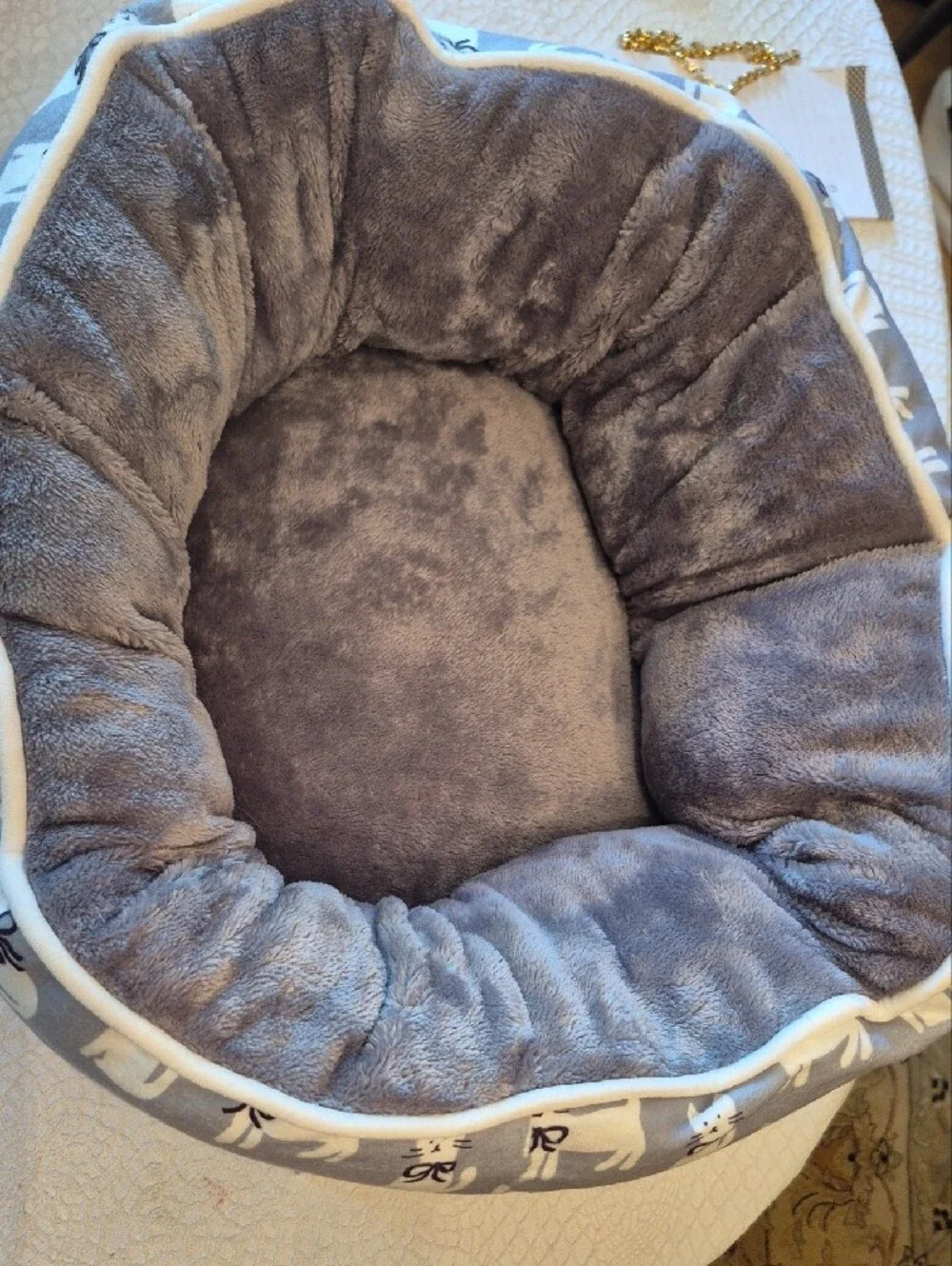 Plush Gray Cat Print Round Pet Bed - Soft Cozy Sleeping Nest
